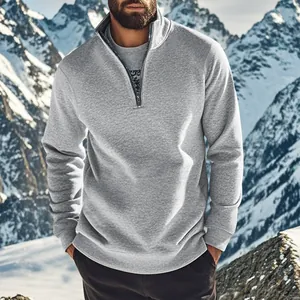 Gros plan sur un sweat-shirt gris pour homme avec demi-fermeture éclair et col montant