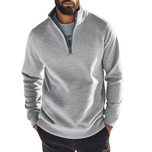 Vue détaillée du sweat-shirt gris pour homme avec demi-zip et texture polaire douce
