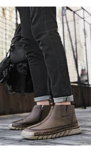 Vue latérale de bottines en cuir marron pour hommes avec fermeture éclair latérale.