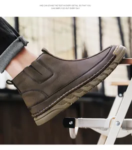Détail de botte haute en cuir marron pour homme avec texture robuste et bande élastique