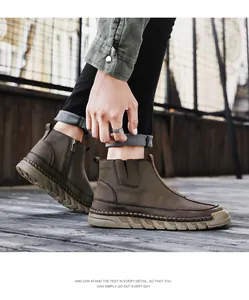 Gros plan de bottines décontractées pour hommes marron avec fermeture éclair latérale