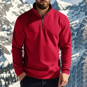 Détail du sweat-shirt en polaire rouge pour hommes avec fermeture éclair et col montant