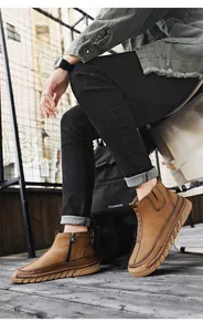 Bottines en cuir marron pour homme avec fermeture éclair dans un cadre de vie décontracté