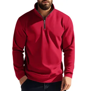 Détail du col montant zippé sur un sweat-shirt pour homme de couleur rouge vif et chaud
