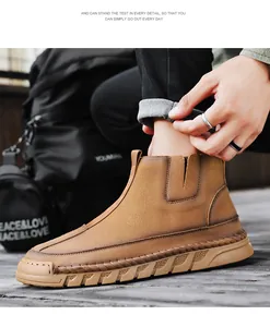 Gros plan sur les bottes Martin en cuir marron pour homme avec ajustement manuel du col
