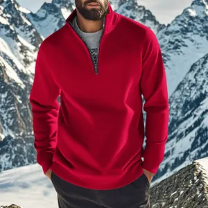 Gros plan détaillé du col montant zippé du sweat-shirt pour hommes de couleur rouge