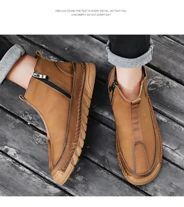 Gros plan de bottines en cuir marron pour hommes avec fermeture éclair latérale