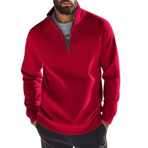 Détail d'un sweat-shirt rouge pour homme avec fermeture éclair et col montant
