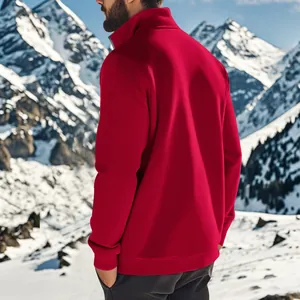 Vue arrière d'un sweat-shirt rouge pour homme avec demi-zip dans un décor de montagne