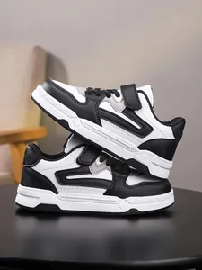 Vista detallada de perfil de las zapatillas deportivas de cuero en blanco y negro