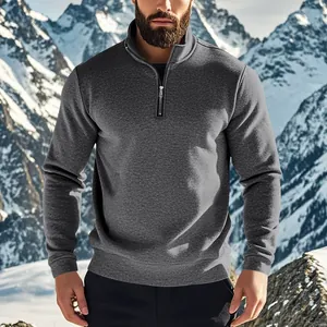 Détail du col montant zippé sur un sweat-shirt en polaire gris chiné pour homme de qualité