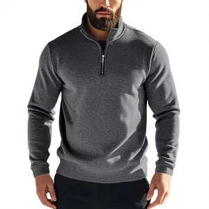 Détail du sweat-shirt en polaire grise à quart de zip pour homme montrant la coupe.