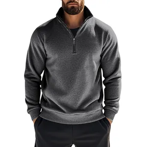 Détail d'un sweat-shirt en polaire gris pour homme avec col montant et fermeture éclair