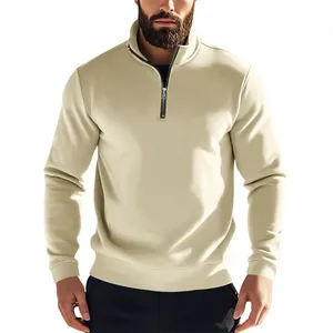 Détail d'un sweat beige pour hommes soulignant le col montant et la fermeture éclair