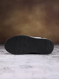 Vista macro detallada de la suela de goma negra antideslizante para zapatos de niño