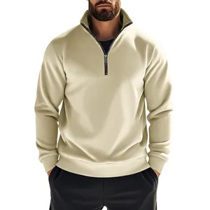Gros plan d'un sweat-shirt beige pour homme avec col montant et fermeture éclair