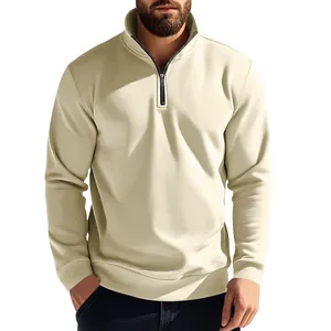 Détail d'un sweat-shirt beige pour homme avec demi-fermeture éclair et col montant