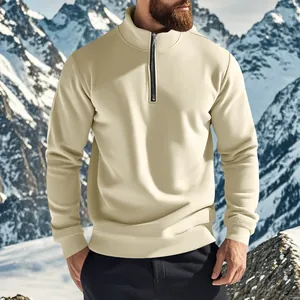 Sweat-shirt homme à demi-fermeture éclair et col montant beige pour l'hiver.