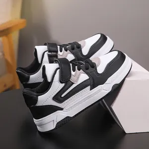 Zapatillas casuales en blanco y negro para niños con práctico diseño de cierre de velcro