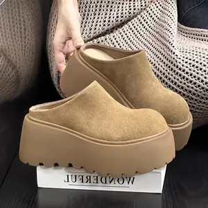 Gros plan sur des mules à plateforme en daim marron tendance avec semelles crantées