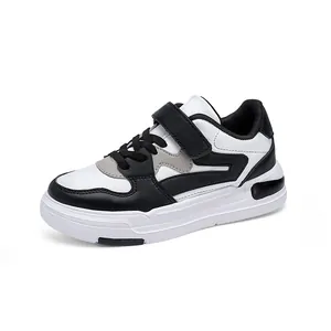 Zapatillas casuales para niño en blanco y negro con cierre de velcro y parte superior de cuero
