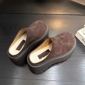 Vue détaillée de mules à plateforme en daim marron avec doublure chaude en mouton