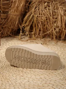Detail of the anti-slip platform sole on women's winter snow boots with embossed logo