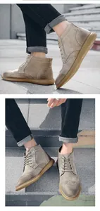 Vue détaillée des bottines brogues mi-hautes pour hommes avec finition en daim et lacets.