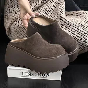 Mules à plateforme marron avec semelle crantée épaisse et bout rond