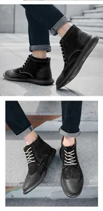 Vue détaillée des bottines Martin Brogue noires pour hommes avec finition en daim et lacets