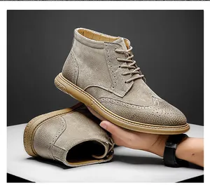 Détail de bottines Martin Brogue en daim beige avec des coutures à bout d'aile fines