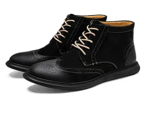 Vue latérale de bottines Martin noires à bout golf avec détails de perforations complexes.