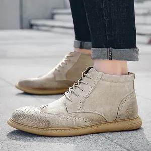 Bottines Martin Brogue pour hommes en daim beige avec détails classiques en bout d'aile.
