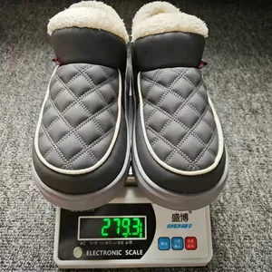 Chaussons d'hiver gris avec doublure en peluche blanche pesant 279,3 g sur balance
