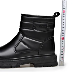Gros plan d'une botte d'hiver noire montrant la mesure de la hauteur avec un mètre ruban.