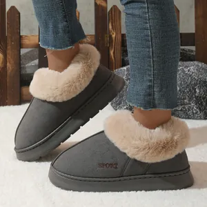 Vue détaillée de chaussures d'hiver grises avec bordure en peluche et semelles
