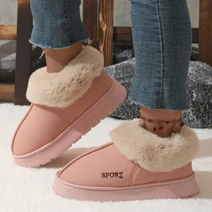 Détail de chaussures d'hiver roses en coton avec col en fourrure et broderie SPORT
