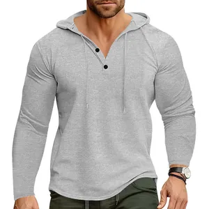 Vue détaillée d'un t-shirt à manches longues Henley à capuche en tricot gaufré gris