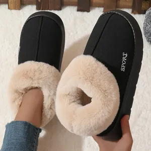 Gros plan de chaussons d'hiver chauds avec doublure en peluche et semelle épaisse