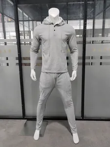 Vue détaillée d'un t-shirt Henley à capuche gris pour homme en maille gaufrée fine
