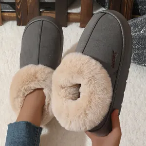 Détail de chaussures d'hiver en coton gris pour femme avec doublure en fausse fourrure
