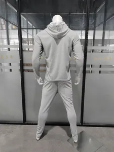 Vue arrière détaillée d'un survêtement à capuche gris en maille gaufrée pour homme