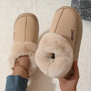 Gros plan de chaussons d'hiver beiges avec semelle épaisse et doublure peluche