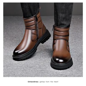 Gros plan sur des bottes d'hiver en cuir marron pour hommes avec fermeture éclair latérale