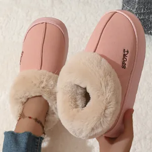 Détail des chaussures d'hiver roses pour femmes avec doublure en peluche douce et semelles