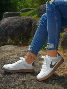 Λεπτομέρεια από κομψά λευκά sneakers GAT πλατφόρμα σε βράχους σε εξωτερικό χώρο