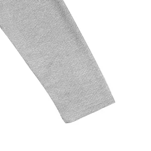 Gros plan sur la manche en tissu gaufré gris d'un t-shirt ajusté pour homme