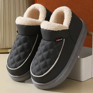 Vue détaillée de chaussons d'hiver matelassés avec semelles épaisses en EVA et doublure en peluche