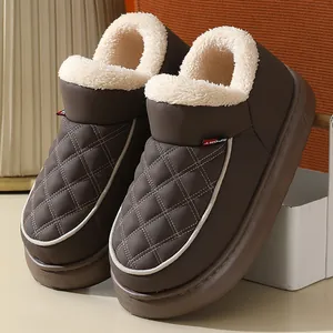 Détail de chaussons d'hiver matelassés marron avec doublure polaire et semelle épaisse.