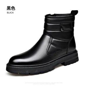 Vue latérale de bottes de neige en cuir noir avec tige matelassée et semelle épaisse